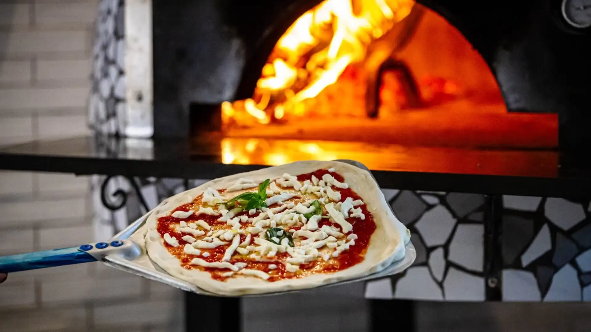 Isernia: pranzo di Natale di beneficienza presso la pizzeria “Napul’è”. Presenti gli ospiti della comunità di Sant’Egidio.